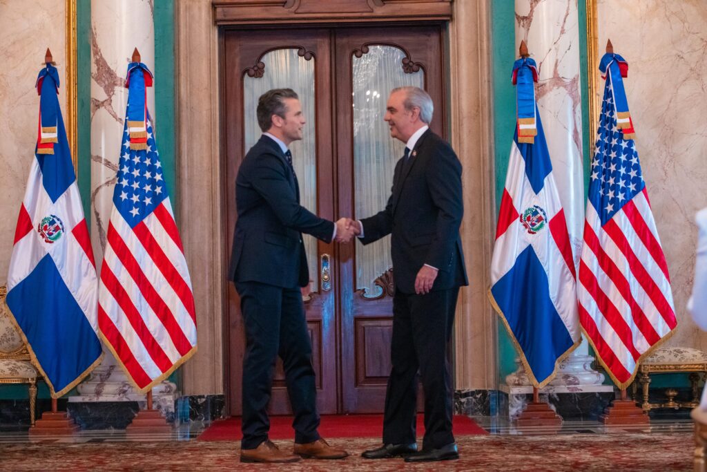 El secretario de Defensa de los Estados Unidos, Pete Hegseth, y el presidente Luis Abinader.