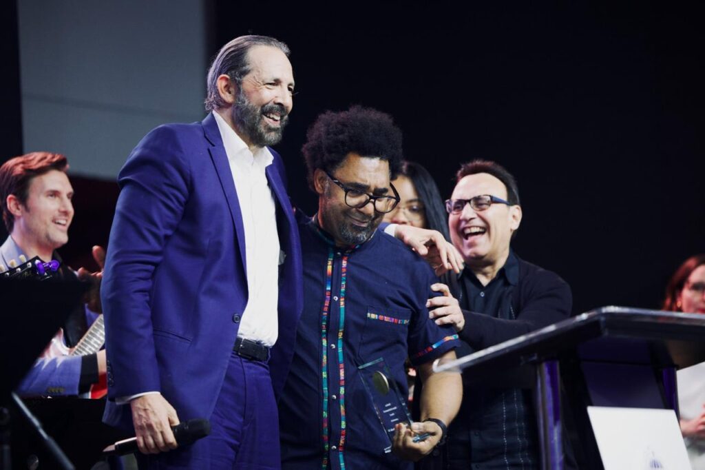 Juan Luis Guerra y Michel Camilo entregan premio de Berklee College of Music al maestro Javier Vargas.