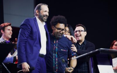 Juan Luis Guerra y Michel Camilo entregan premio de Berklee College of Music al maestro Javier Vargas.