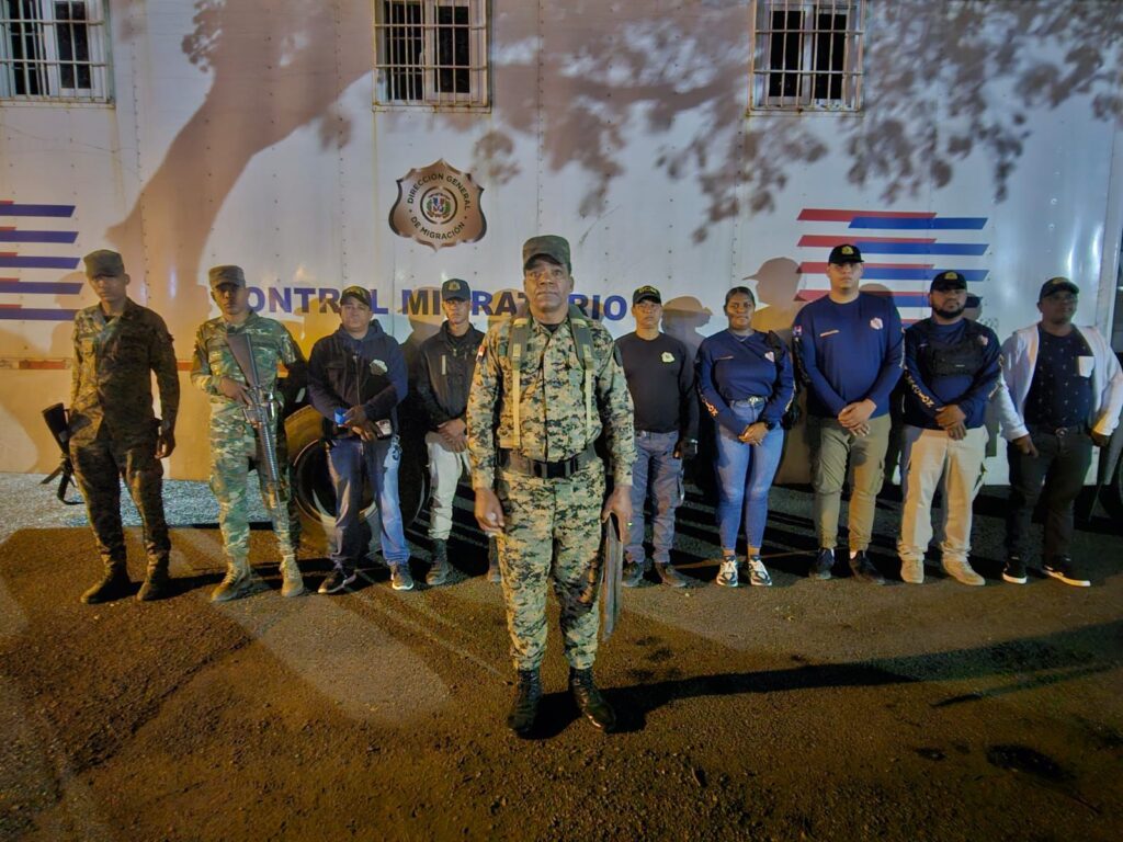 Agentes de la Dirección de Migración
