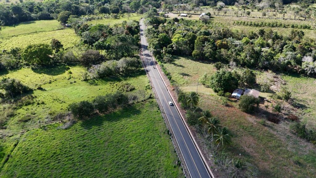 La carretera forma parte del corredor de 103 kilómetros que articulará Hato Mayor con Cevicos a través de El Puerto, Bayaguana y Monte Plata