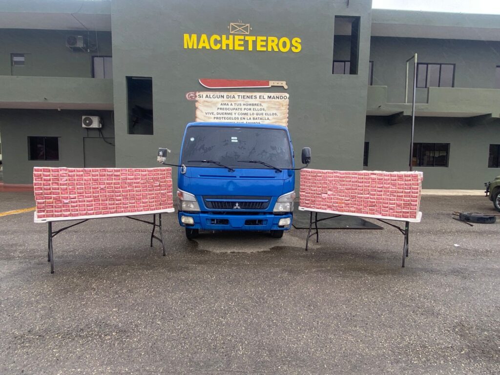 El contrabando fue encontrado en una caleta construida debajo del falso piso de la cama del vehículo.