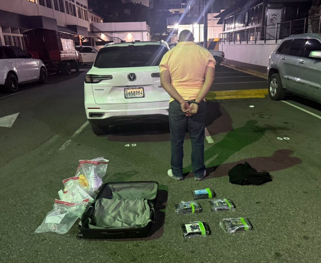 El individuo estaría vinculado a una red de narcotráfico que envía drogas hacia Estados Unidos y Europa
