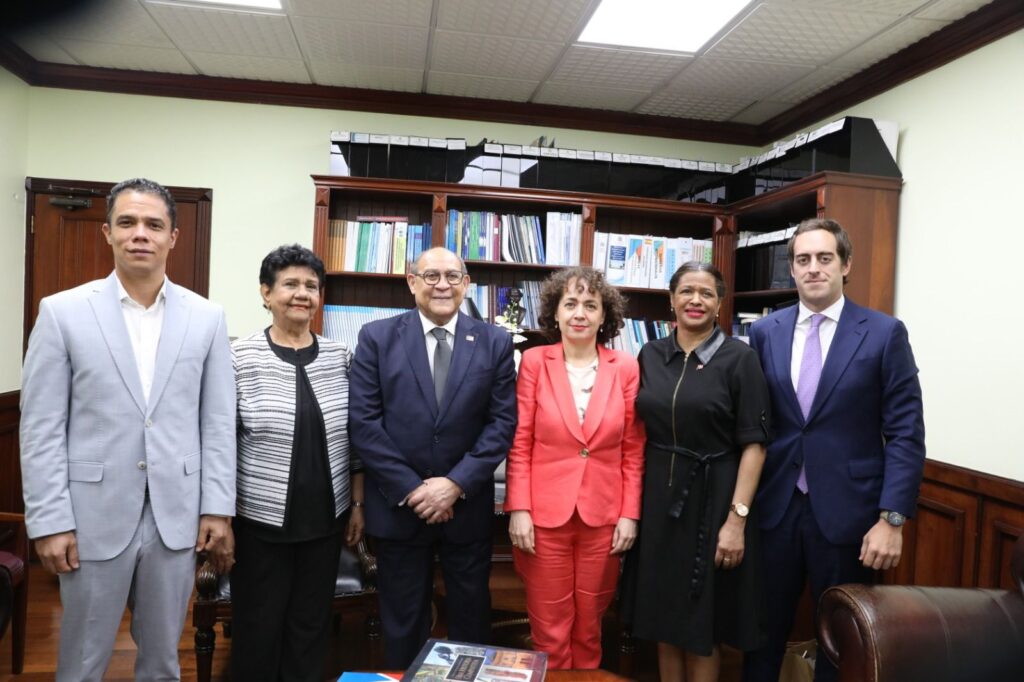 El ministro Rafael Santos Badía destaca la significativa cooperación en la elaboración curricular de nuevos profesionales y en la capacitación de docentes del sistema universitario dominicano.