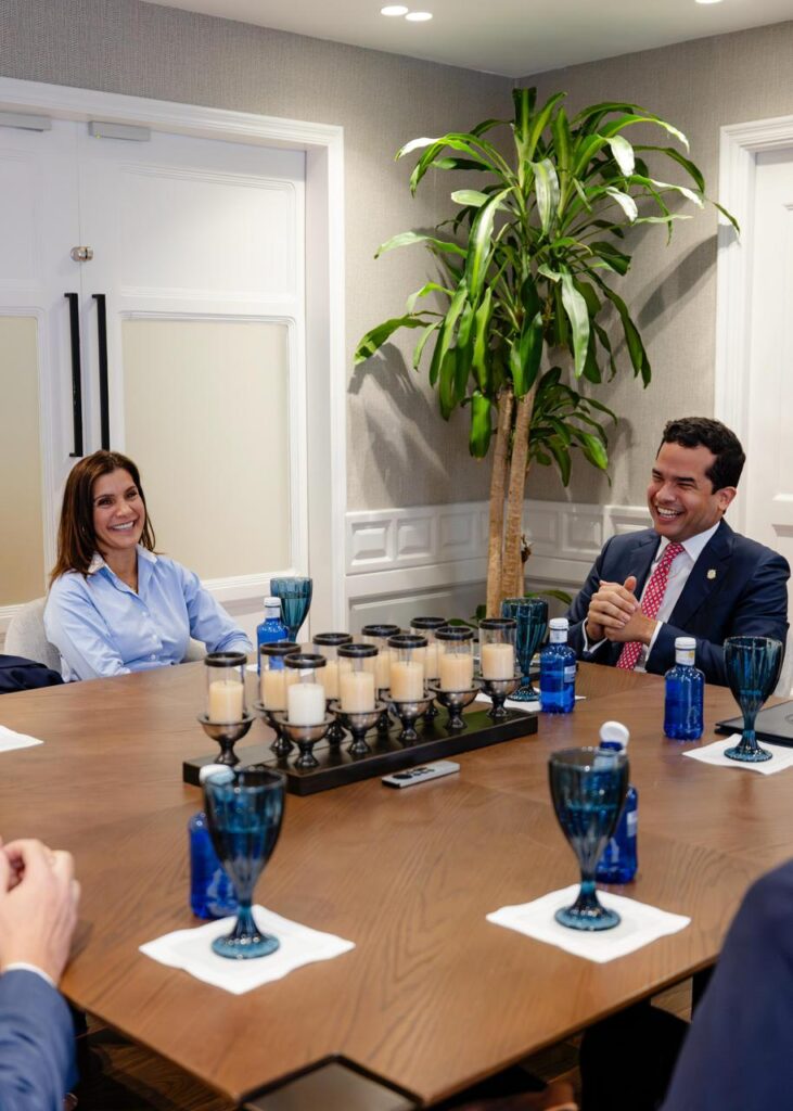 Embajadora de los Estados Unidos, Leah Francis Campos, visitó al senador Omar Fernández.