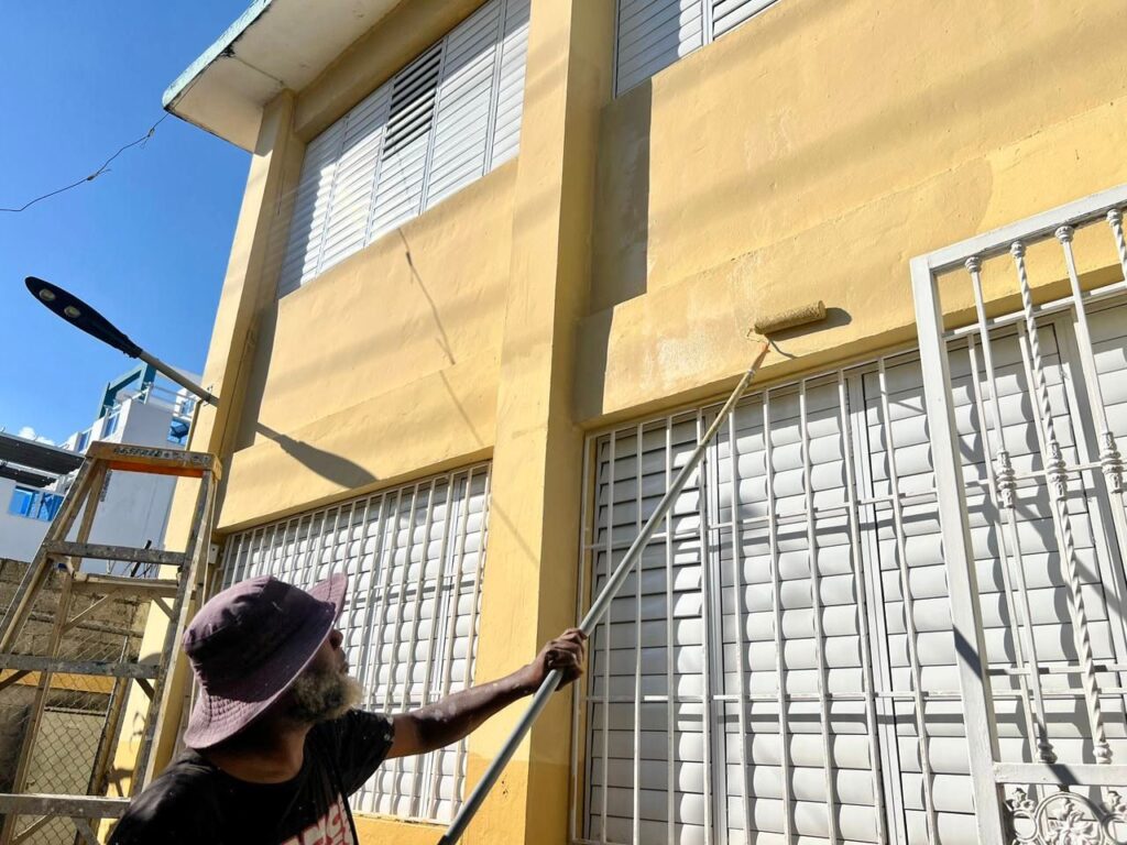 El Gobierno entregará nuevas aulas, techados deportivos y decenas de centros educativos remozados en los próximos meses en el Distrito Educativo 10-05 beneficiando a más de 10 mil estudiantes.