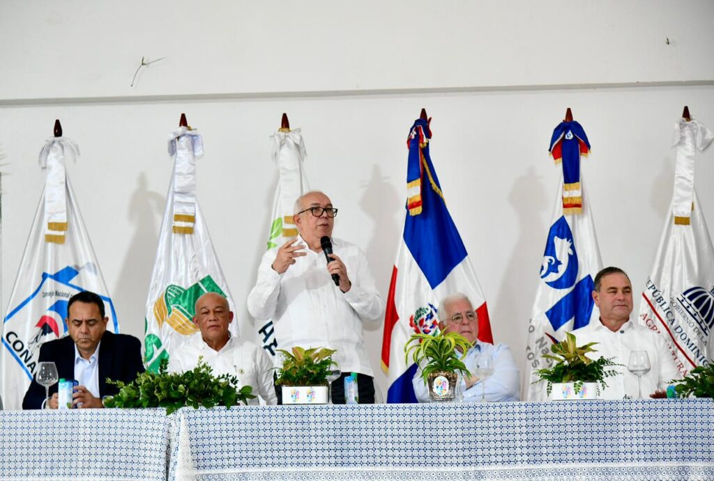 El administrador del Banco Agrícola, Fernando Durán, habla a junto al ministro de Agricultura, Francisco Oliverio Espaillat Bencosme.