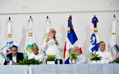 El administrador del Banco Agrícola, Fernando Durán, habla a junto al ministro de Agricultura, Francisco Oliverio Espaillat Bencosme.