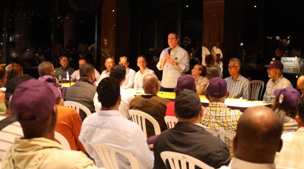 Francisco Javier García junto a dirigentes del PLD.