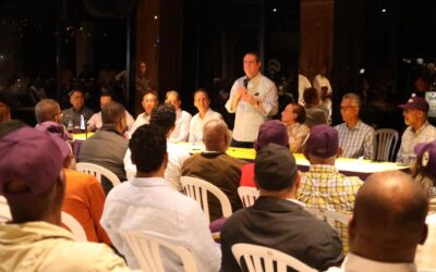 Francisco Javier García junto a dirigentes del PLD.