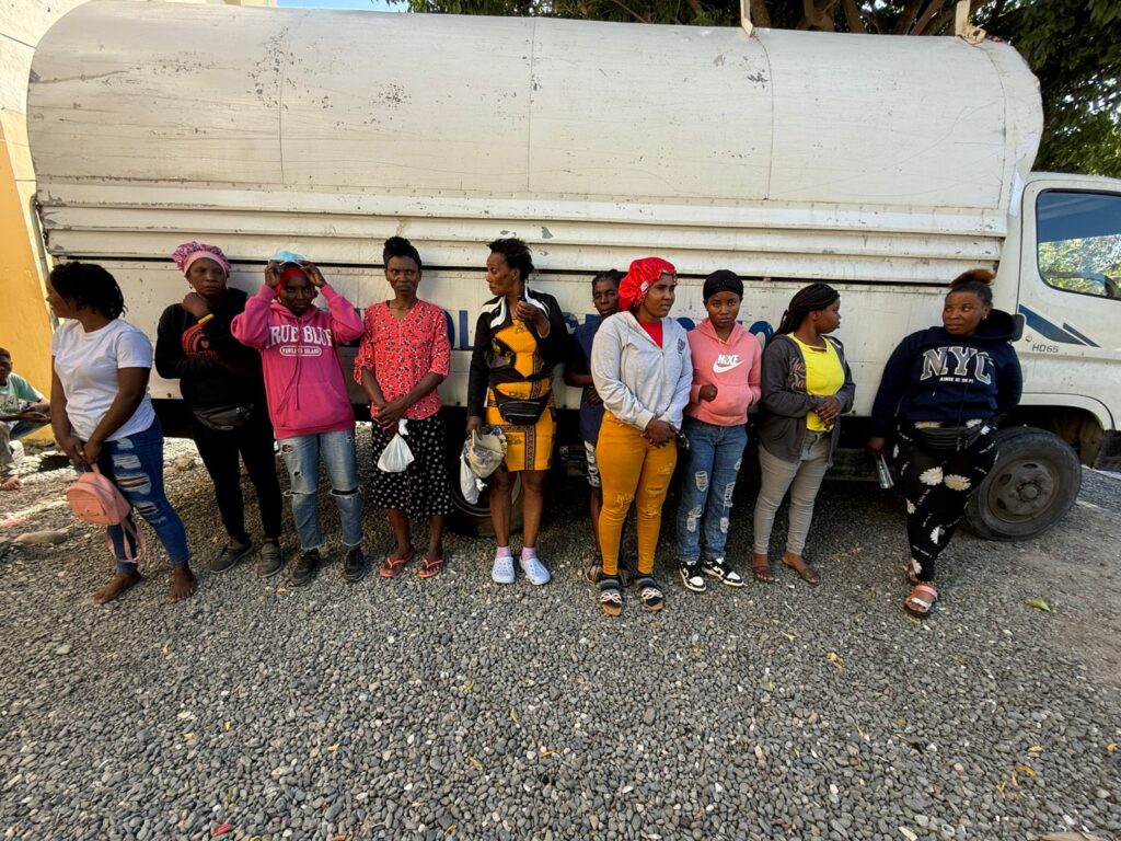 Los extranjeros indocumentados detenidos fueron entregados a la Dirección General de Migración para el proceso de repatriación.