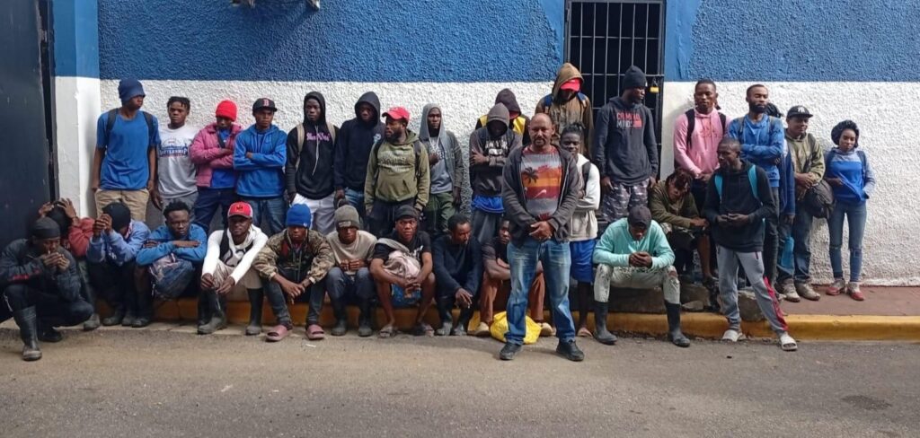 El conductor detenido será puesto a disposición del Ministerio Público, mientras que los extranjeros indocumentados entregados a la Dirección General de Migración.