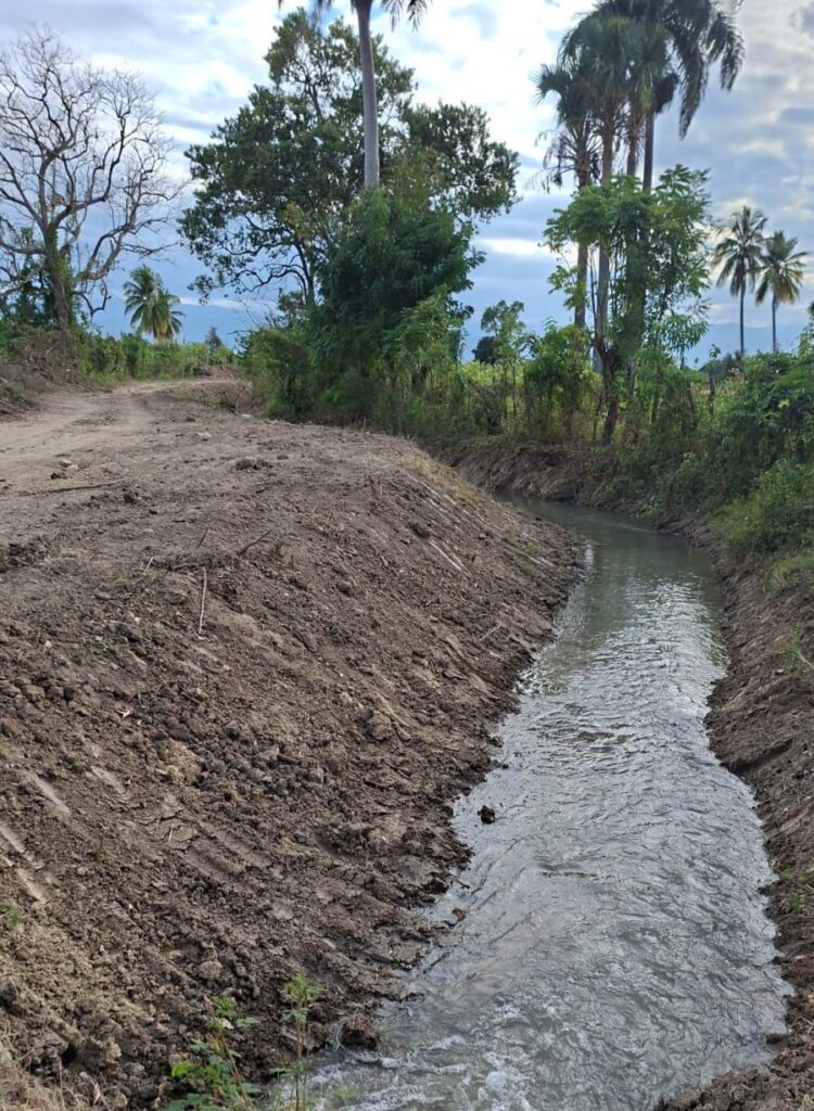 INDRHI ejecuta labores de limpieza en el canal lateral Boca de La Enea, en el distrito municipal Carrera de Yeguas, Las Matas de Farfán.