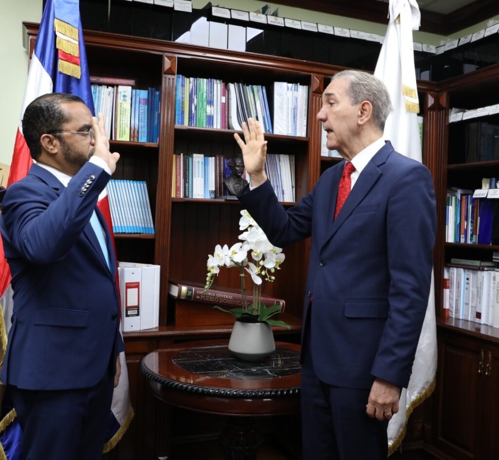 El nuevo rector fue juramentado tras su designación presidencial y anunció planes de modernización, expansión e internacionalización.