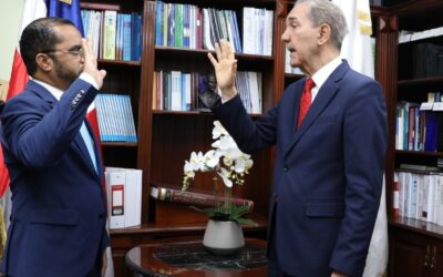 El nuevo rector fue juramentado tras su designación presidencial y anunció planes de modernización, expansión e internacionalización.