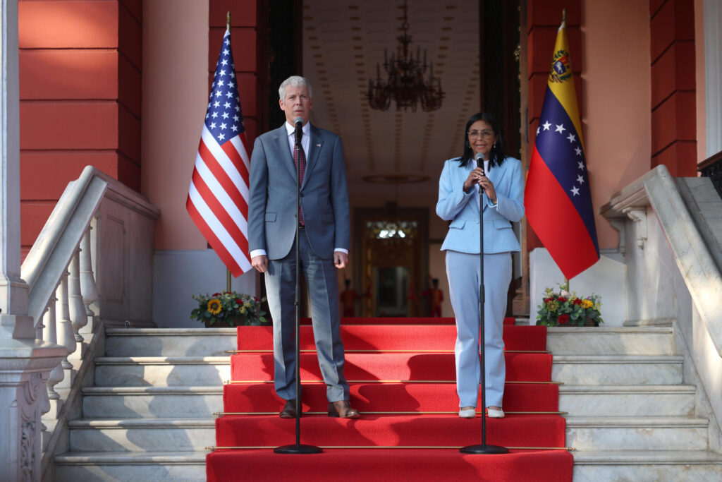 La mandataria encargada de Venezuela, Delcy Rodríguez (d), y el secretario de Energía de EE.UU., Chris Wright