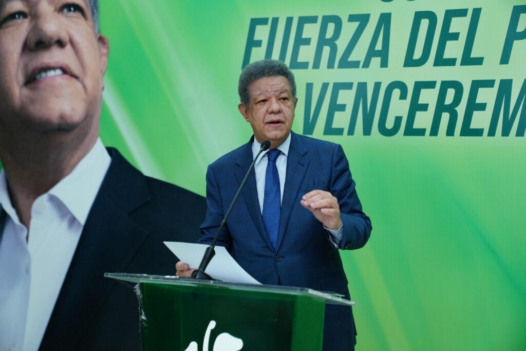 Asegura que “el gobierno del PRM languidece y que, consciente de su desgaste acelerado, intenta a toda costa mantenerse con vida a base de cifras, titulares y relatos”.