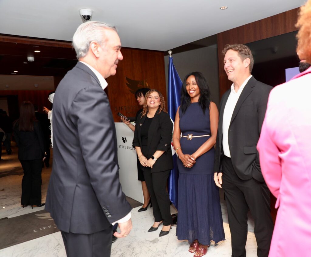Comunidad dominicana expresa orgullo y compromiso con el país durante el encuentro con el mandatario, destacando la preservación de su identidad cultural y sentido de pertenencia en el exterior.