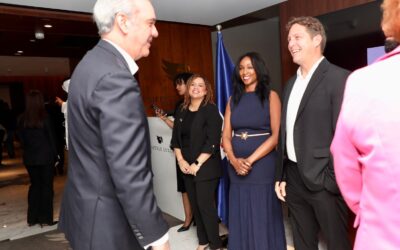 Comunidad dominicana expresa orgullo y compromiso con el país durante el encuentro con el mandatario, destacando la preservación de su identidad cultural y sentido de pertenencia en el exterior.
