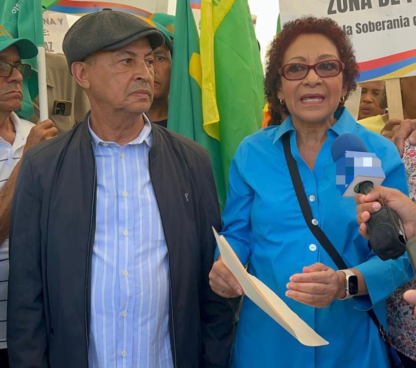 Maria Teresa Cabrera, presidente del Frente Amplio, y el diputado Pedro Martínez