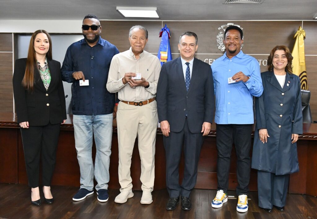 JCE entrega nueva cédula a miembros de Cooperstown.