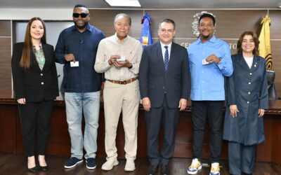 JCE entrega nueva cédula a miembros de Cooperstown.