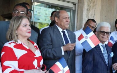 El ministro del MESCyT reafirmó el compromiso con la soberanía y la educación de calidad durante acto de izamiento de bandera junto al Senado