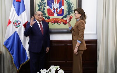 Vicepresidenta de la República, Raquel Peña, tomó juramento a Rafael Santos Badía.