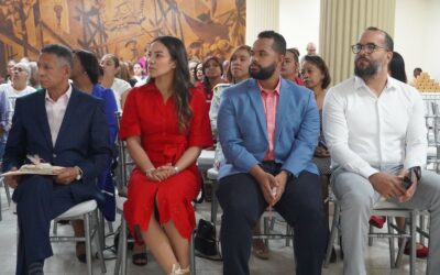 Autoridades del INDRHI junto a las colaboradoras reconocidas durante la actividad conmemorativa del Día Internacional de la Mujer.