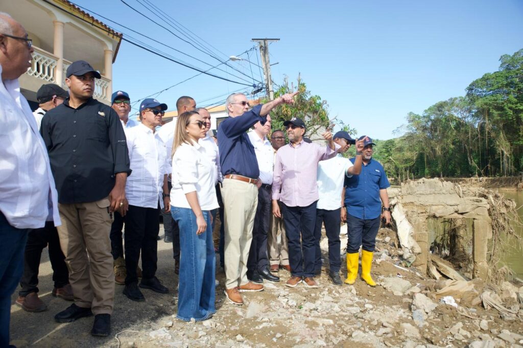 Tras realizar recorrido, el mandatario instruyó indemnizaciones para familias y comerciantes y dispuso obras estructurales para prevenir nuevas tragedias.