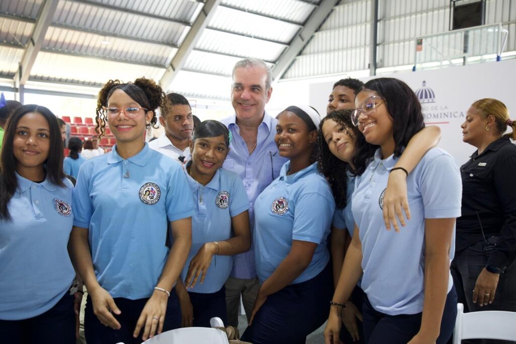 El mandatario escuchó inquietudes de jóvenes de Santo Domingo Este y destacó acciones del Gobierno para fortalecer la educación, la tecnología y el desarrollo estudiantil.
