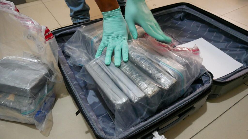 El individuo sería parte de una estructura criminal que recluta mulas para enviar drogas a Estados Unidos, Europa y Canadá