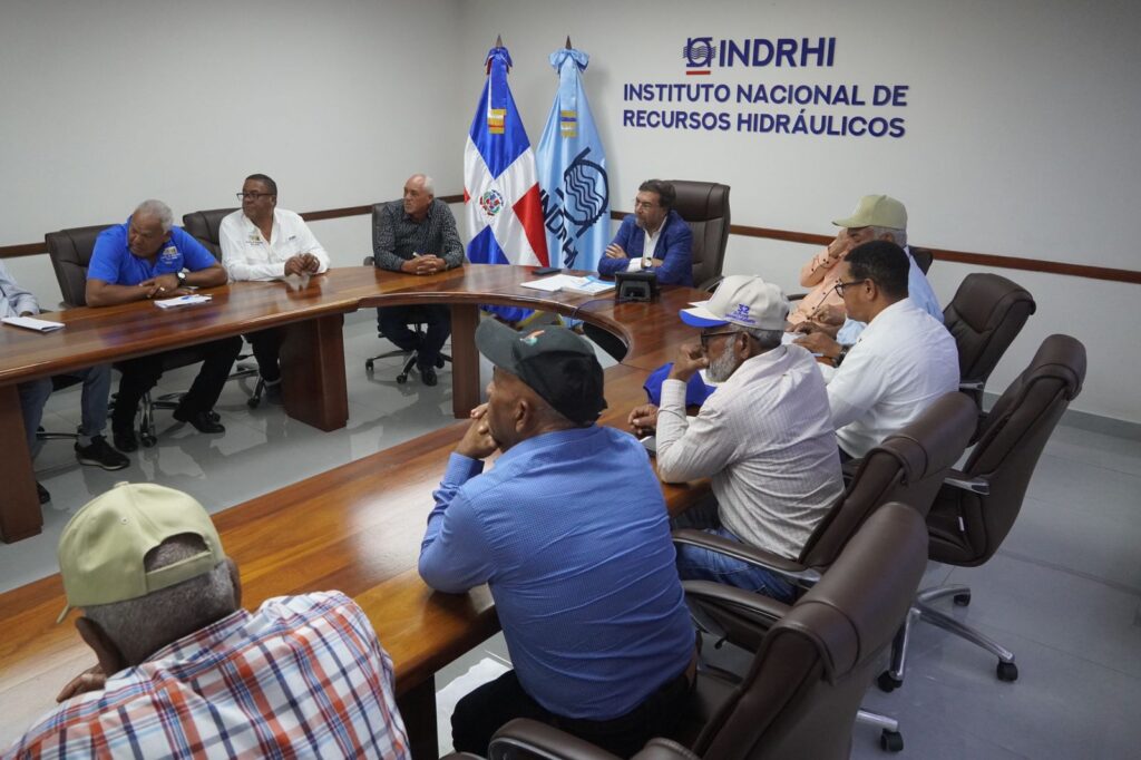 Director ejecutivo del INDRHI, Olmedo Caba Romano, junto a los miembros del comité ejecutivo del Consejo Nacional de Regantes (CNR), durante la reunión.