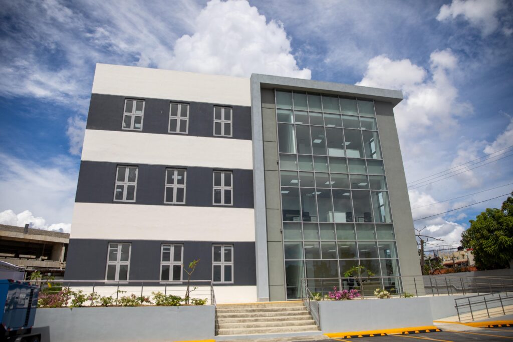 Mandatario también supervisa avances en la construcción de la Ciudad Judicial en Santo Domingo Oeste.