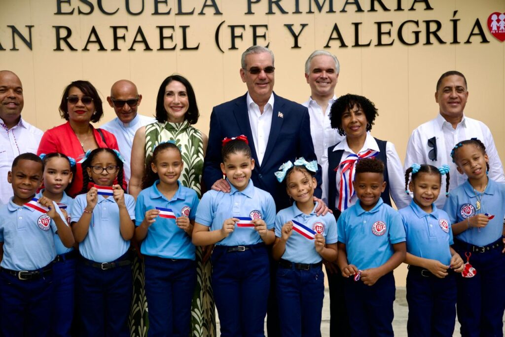 El presidente Luis Abinader, quien, junto al ministro de Educación Luis Miguel De Camps, encabezó la inauguración de la Escuela Básica San Rafael (Fe y Alegría) ubicada en Domingo Savio.