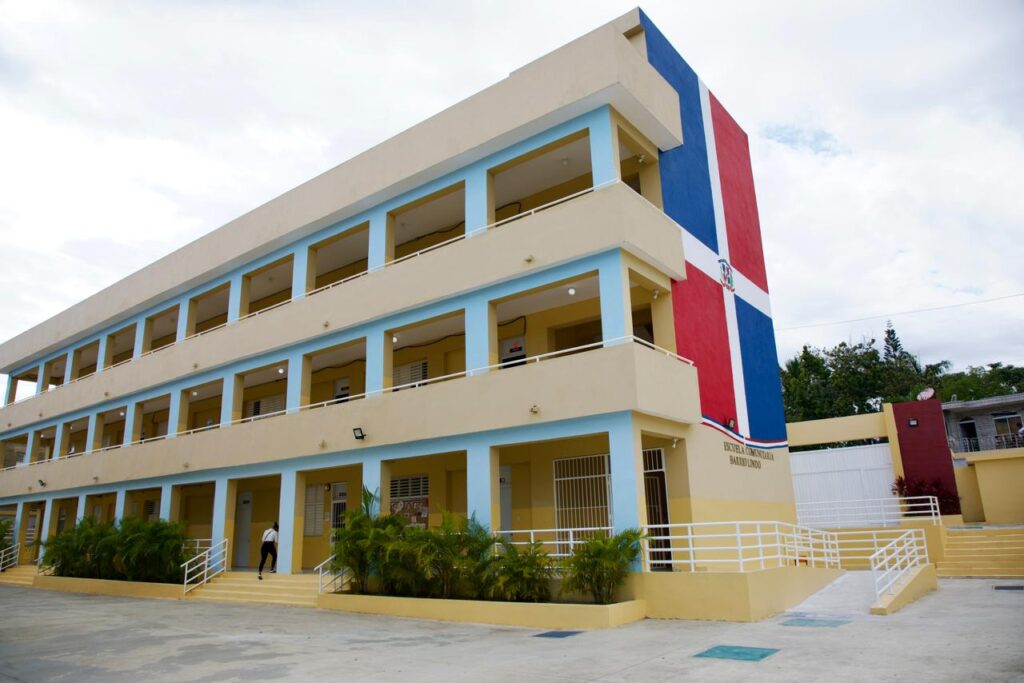 Con una infraestructura de 26 aulas y áreas especializadas, el nuevo plantel garantiza un entorno educativo de excelencia y bienestar para las familias de Santo Domingo Norte