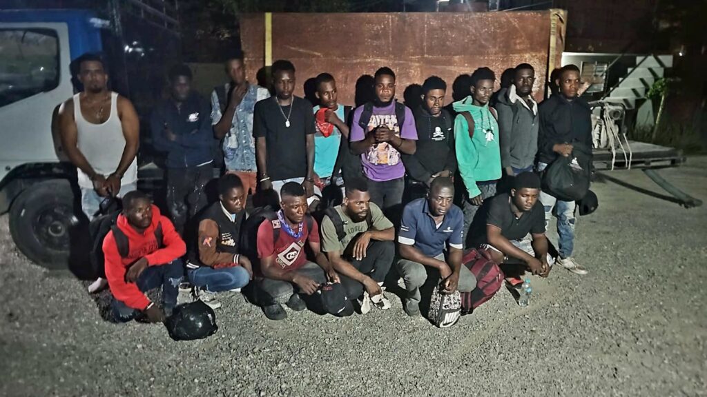 Los extranjeros, entre ellos catorce (14) hombres y una (1) mujer, fueron encontrados dentro del tanque del camión.