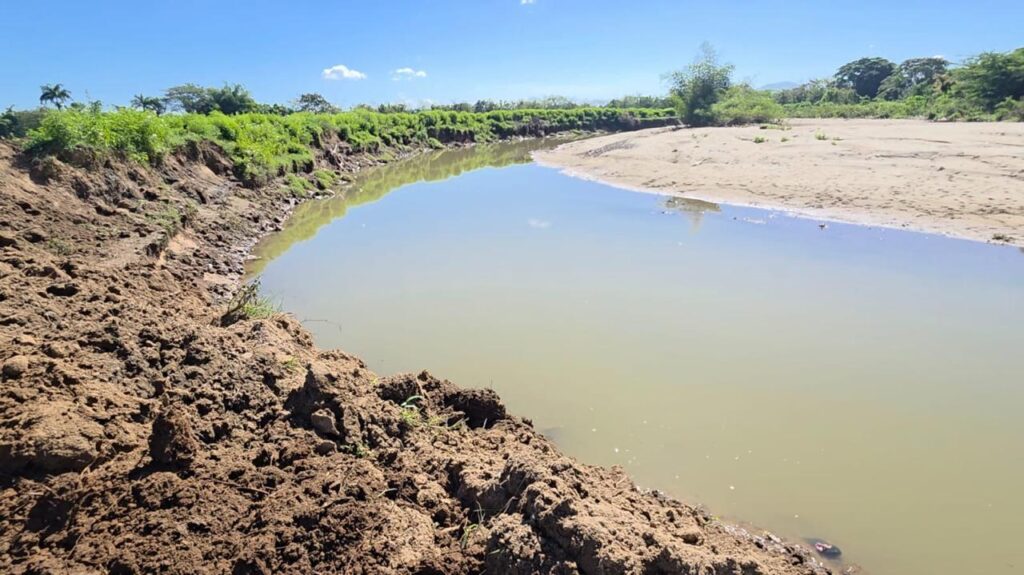 INDRHI interviene río Dajabón, próximo a instalaciones de Codevi, para mitigar inundaciones