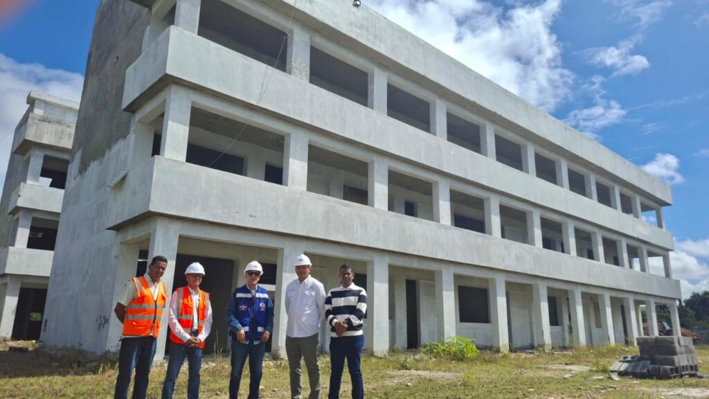 Roberto Herrera visitó también el centro educativo Ana Ilda Pérez Rivas acompañado de autoridades educativas donde informó que antes de agosto el nuevo plantel estará listo