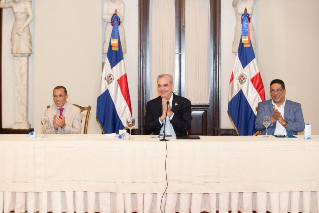 Mandatario destaca su compromiso con una administración más abierta y confiable, resaltando la reducción de los pagos de más de 45 a 26 días, con proyección a 18 y más del 95 % dentro del plazo.