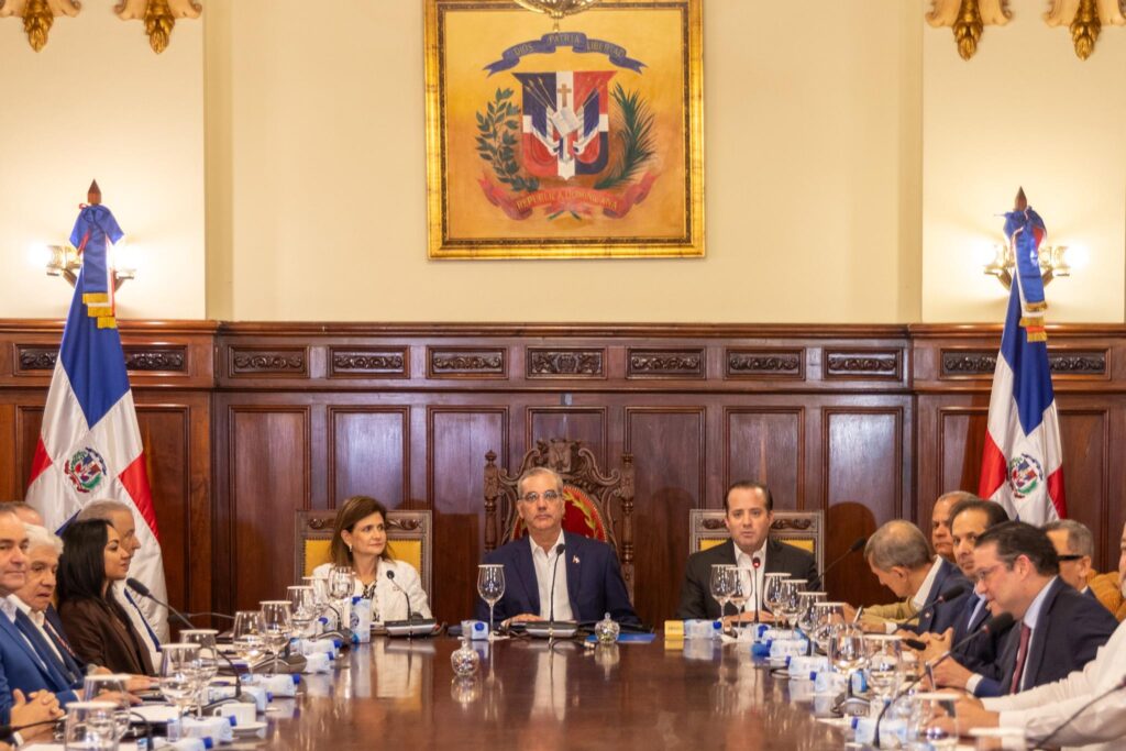 Paliza: sectores público y privado alineamos esfuerzos para transformar la estructura productiva del país y acelerar el crecimiento económico. Ministro de Hacienda abordó la planificación país ante los impactos económicos de los conflictos bélicos en el Medio Oriente.