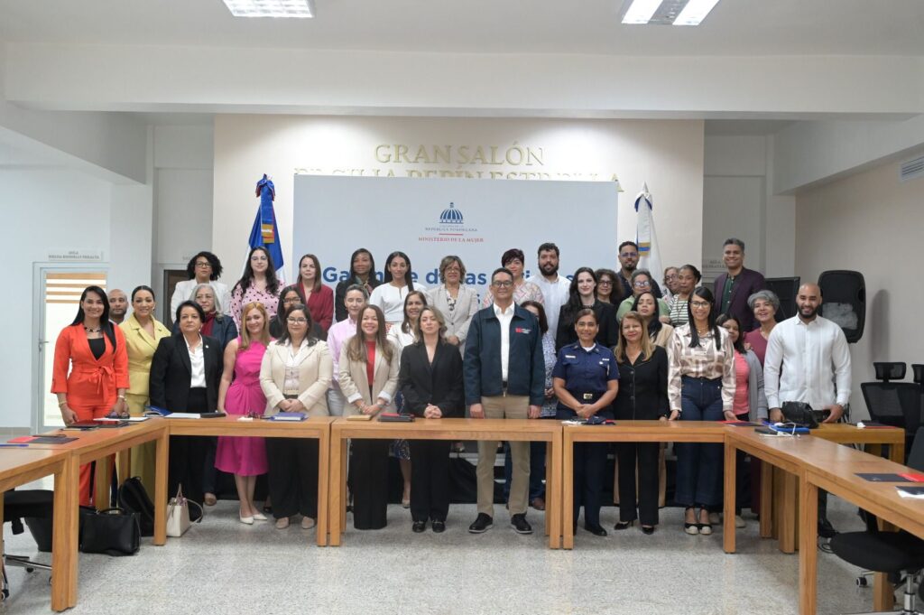 Durante la reunión, el Ministerio de la Mujer y el Sistema 9-1-1 firmaron un acuerdo para profundizar la capacidad de una respuesta especializada ante emergencias de violencia contra las mujeres