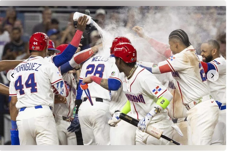 Equipo dominicano celebra triunfo frente a Corea