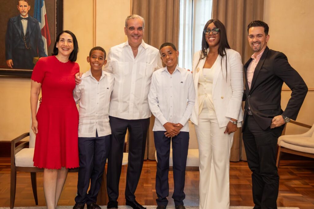 Presidente Luis Abinader junto al estudiante "Pico de Oro"
