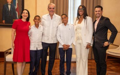 Presidente Luis Abinader junto al estudiante "Pico de Oro"