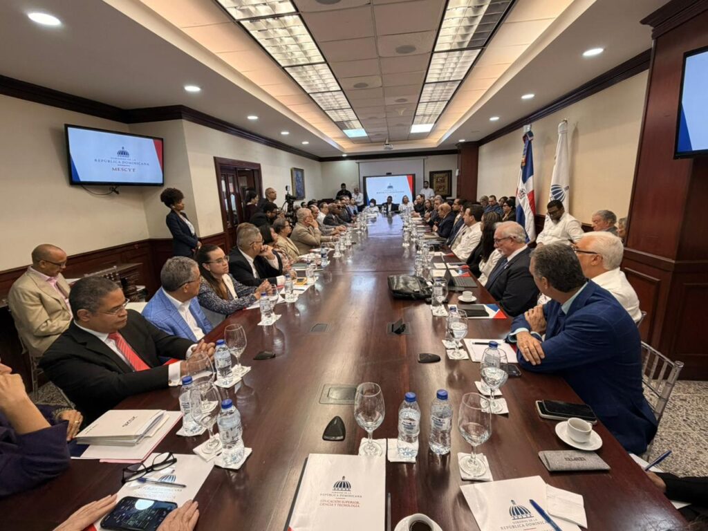 Ministro Rafael Santos Badía destaca necesidad de articular la educación, la ciencia y la tecnología para impulsar el desarrollo nacional y garantizar una política educativa de Estado