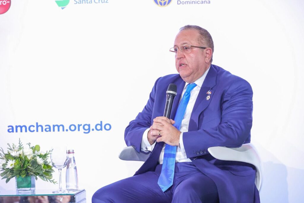 El ministro de Hacienda y Economía fue orador invitado en el almuerzo, donde citó medidas que facilitarán la inversión privada.