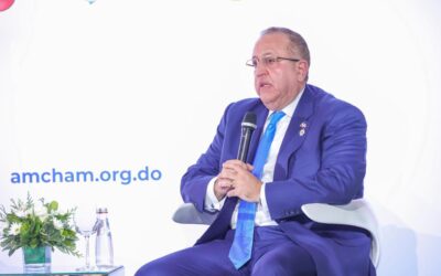El ministro de Hacienda y Economía fue orador invitado en el almuerzo, donde citó medidas que facilitarán la inversión privada.