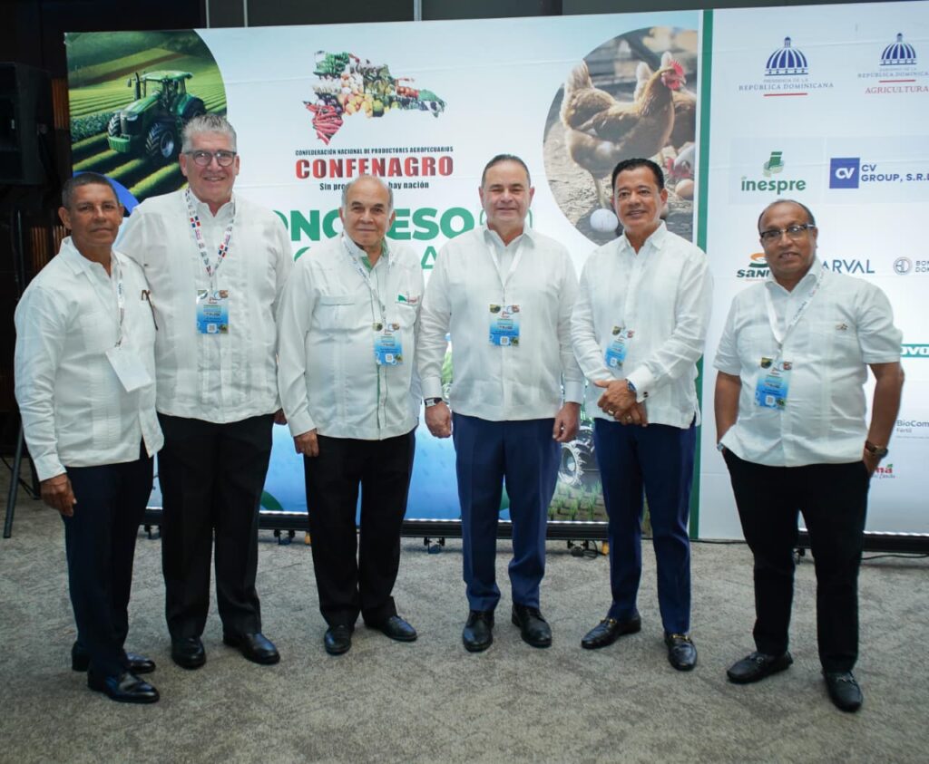 Autoridades gubernamentales, encabezadas el ministro de Agricultura, acompañaron la apertura del congreso.
