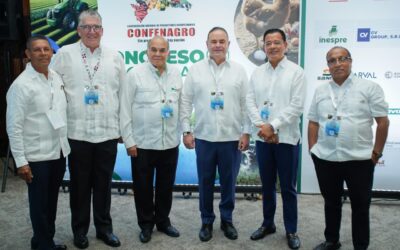 Autoridades gubernamentales, encabezadas el ministro de Agricultura, acompañaron la apertura del congreso.